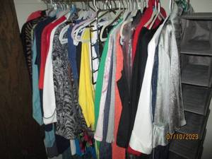 lot 86 image: All womens size large