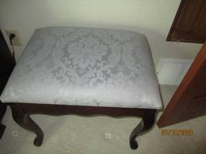 lot 98 image: Upholstered vanity or dressing room style chair