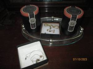 lot 105 image: Mixed Jewelry