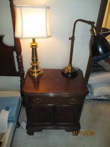 lot 108 image: Drexel nightstand and (2) decorative lamps