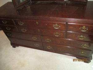 lot 1 image: Cherry Toned Wood 10-drawer Drexel dresser