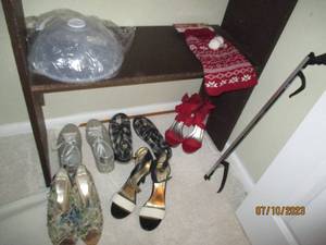 lot 123 image: womens size 8.5 sandals