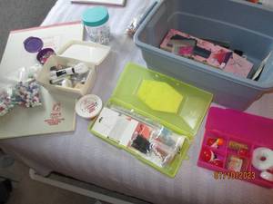 lot 128 image: assorted beads and accessories
