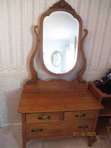lot 3 image: Vintage Wood 3-drawer Commode