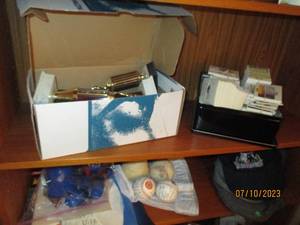 lot 153 image: Box of Vintage baseball cards,
