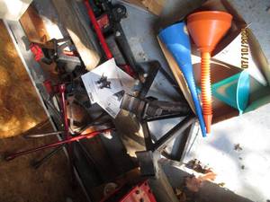 lot 175 image: Vehicle lot including 4 jack stands.