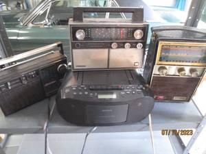 lot 178 image: Vintage Tuner radios and mini cd boombox