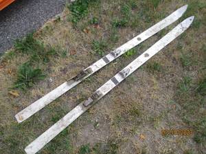 lot 185 image: Pair of Vintage snow skis