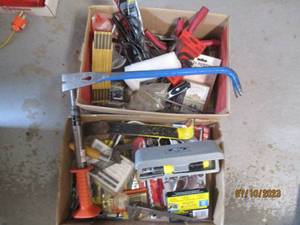 lot 294 image: Heavy duty staple gun and accessories, plus