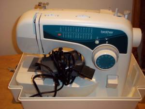 lot 314 image: Singer sewing machine with case plus