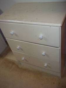 lot 331 image: White Vintage 3-drawer nightstand