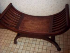 lot 335 image: Decorative Wood framed curved bench