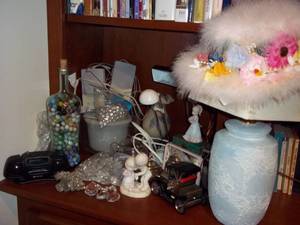 lot 366 image: Tabletop decor including a lamp plus
