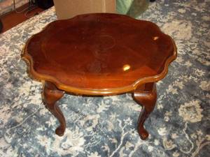 lot 369 image: Decorative oval end table