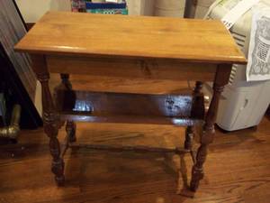 lot 384 image: Small end table