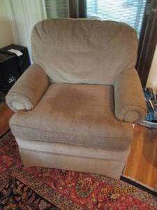 lot 31 image: Comfortable Tan Upholstered sitting chair