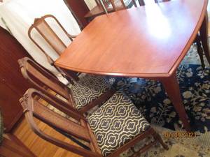 lot 36 image: 6pc wood Dining room table