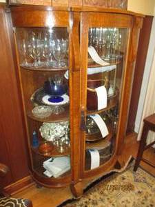 lot 43 image: Wood Curio Display Cabinet with Bev Beveled glass