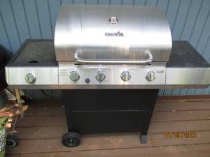 lot 49 image: Char-Broil 4-burner Gas grill