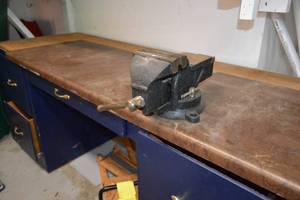 lot 201 image: Repurposed Desk Workbench w Vice,