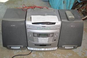 lot 202 image: Sony RadioCD Player 3 Disc Changer
