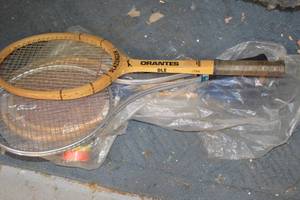 lot 209 image: Badminton racket set 6ct with Shuttlecocks