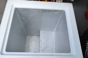 lot 242 image: Insignia chest freezer