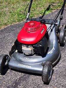 lot 12 image: Honda Quadra Cut Lawnmower