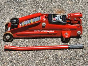 lot 21 image: 2 Ton Hydraulic Jack