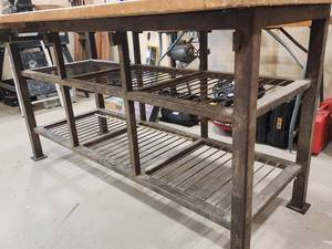 lot 36 image: Heavy Duty Workbench with a Under Mounted Vise