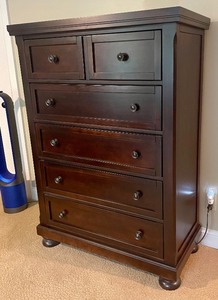 lot 125 image: Delightful 5 Drawer Dresser