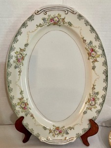 lot 176 image: Vintage China Grouping