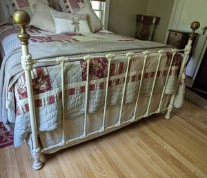 lot 85 image: Vintage White Metal Queen Bed Frame