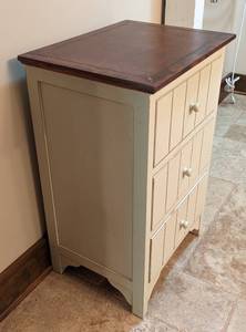 lot 106 image: Small Painted Three Drawer Dresser