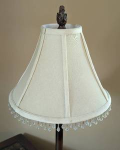 lot 115 image: Pretty Beaded Table Lamp