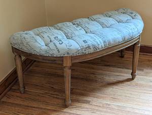 lot 116 image: Decorative Tufted Bench