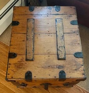 lot 206 image: Decorative Vintage Wooden Chest