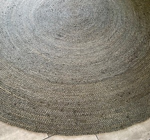 lot 214 image: Beautiful Round Area Rug