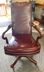 lot 216 image: Lovely Leather Office Chair