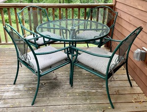 lot 226 image: Green Metal Round Patio Table with 4 Chairs