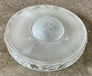 lot 256 image: Vintage Ceiling Mount Light Fixture