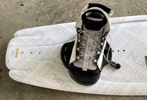 lot 268 image: The Obrien Clutch Series 137cm Wake Board