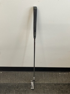 lot 6 image: NEW Right Handed Putter