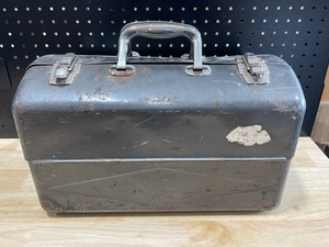 lot 34 image: Vintage Metal Tool Box