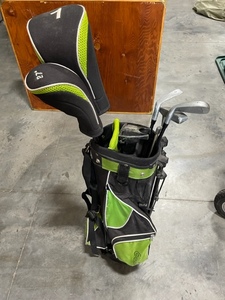 lot 60 image: Kids Golf Clubs and Bag