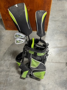 lot 61 image: Kids Golf Clubs and Bag