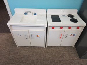 lot 811 image: KIDDIE KITCHEN - 2PC.