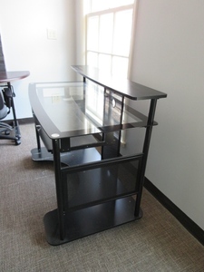 lot 819 image: BLACK ROLLING DESK WITH OFFICE CHAIR