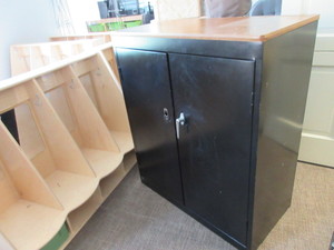 lot 820 image: METAL, 2 DOOR STORAGE CABINET