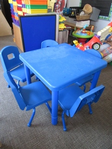 lot 825 image: BLUE KIDDIE TABLE AND CHAIR SET